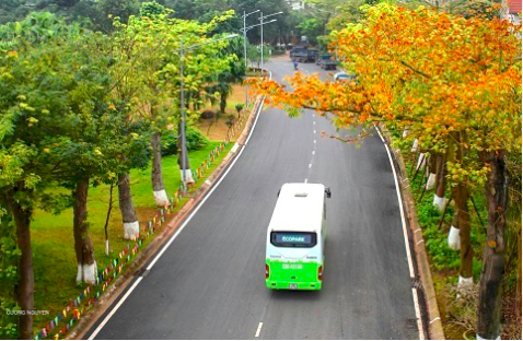 Ecopark tuyến 2B là một phần của hệ thống xe buýt nội khu và liên tỉnh được triển khai để phục vụ cư dân và khách tham quan tại khu đô thị Ecopark, Văn Giang, Hưng Yên. Tuyến 2B đặc biệt quan trọng vì nó kết nối Ecopark với các khu vực trong nội thành Hà Nội, cụ thể là khu vực Đống Đa, một trong những quận trung tâm của thành phố.  1. Lộ trình tuyến xe buýt 2B Điểm xuất phát: Khu đô thị Ecopark. Điểm đến: Quận Đống Đa, Hà Nội. Lộ trình chi tiết: Tuyến xe buýt này chạy từ Ecopark qua các điểm chính trong nội thành Hà Nội và dừng tại nhiều trạm để đón và trả khách. Tuyến này giúp cư dân Ecopark tiếp cận dễ dàng với các tiện ích và dịch vụ trong quận Đống Đa, bao gồm trường học, bệnh viện, trung tâm thương mại, và các cơ quan hành chính. 2. Thời gian hoạt động Giờ khởi hành: Tuyến xe buýt 2B hoạt động từ sáng sớm đến tối muộn, đảm bảo phục vụ nhu cầu di chuyển của cư dân cả trong giờ cao điểm và ngoài giờ làm việc. Tần suất: Xe buýt chạy mỗi 30 phút một chuyến, giúp giảm thời gian chờ đợi cho hành khách và đảm bảo sự linh hoạt trong việc sắp xếp thời gian di chuyển. 3. Giá vé và tiện ích Giá vé: Tuyến xe buýt Ecopark cung cấp nhiều gói vé khác nhau, bao gồm vé lượt và vé tháng, phù hợp với nhu cầu và tần suất di chuyển của cư dân. Gói 10 lượt: 140.000 VND, có giá trị trong 6 tháng. Gói 20 lượt: 200.000 VND, có giá trị trong 1 năm. Gói tháng: 320.000 VND, có giá trị trong 1 tháng. 4. Tiện nghi và dịch vụ Tiện nghi: Xe buýt Ecopark được trang bị các tiện nghi hiện đại như ghế ngồi thoải mái, hệ thống điều hòa không khí, và kết nối Wi-Fi miễn phí để hành khách có thể làm việc hoặc giải trí trong suốt hành trình. An toàn: Các xe buýt đều được bảo trì thường xuyên và tuân thủ các tiêu chuẩn an toàn giao thông. Đội ngũ lái xe và nhân viên phục vụ được đào tạo chuyên nghiệp để đảm bảo an toàn và chất lượng dịch vụ. 5. Hệ thống định vị và thông tin liên hệ Định vị: Hành khách có thể theo dõi vị trí của xe buýt thông qua hệ thống định vị trực tuyến tại trang web ecopark.vnetgps.com. Điều này giúp hành khách chủ động hơn trong việc lên kế hoạch di chuyển. Thông tin liên hệ: Để biết thêm chi tiết hoặc hỗ trợ về dịch vụ xe buýt, hành khách có thể liên hệ qua hotline 024.62.66.4545 hoặc 1900 555 565. Kết luận Tuyến xe buýt Ecopark 2B đóng vai trò quan trọng trong việc kết nối khu đô thị Ecopark với quận Đống Đa, Hà Nội. Với lộ trình thuận tiện, thời gian hoạt động linh hoạt, và các tiện ích hiện đại, tuyến xe buýt này giúp cư dân di chuyển dễ dàng và tiện lợi, đồng thời góp phần bảo vệ môi trường và giảm thiểu ùn tắc giao thông.